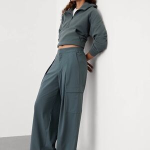 Athleta pinnacle cargo high rise trouser size 0